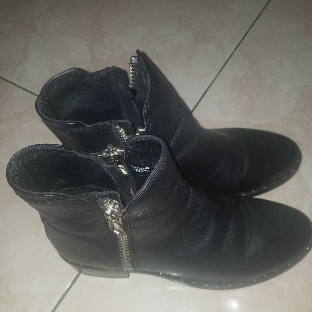 Steve Madden Black leather ankle boots.